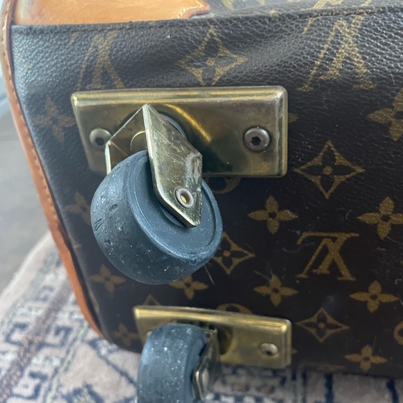Authentic LV Pullman Suitcase - Picture 15 of 16
